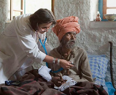 Ärztin untersucht Mann mit Stetoskop